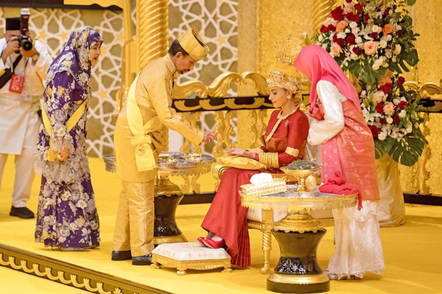 Cận cảnh đám cưới thế kỷ của Hoàng tử tỷ đô Brunei: Dát vàng thể hiện đẳng cấp, cô dâu đẹp lộng lẫy chiếm spotlight - Ảnh 7.