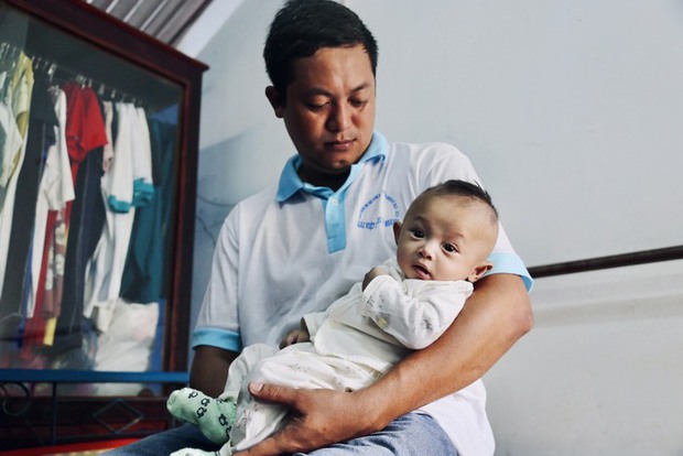 Xót cảnh bé trai 4 tháng tuổi bị bệnh tim bẩm sinh, cha mẹ nghèo bật khóc xin giúp đỡ - Ảnh 1.