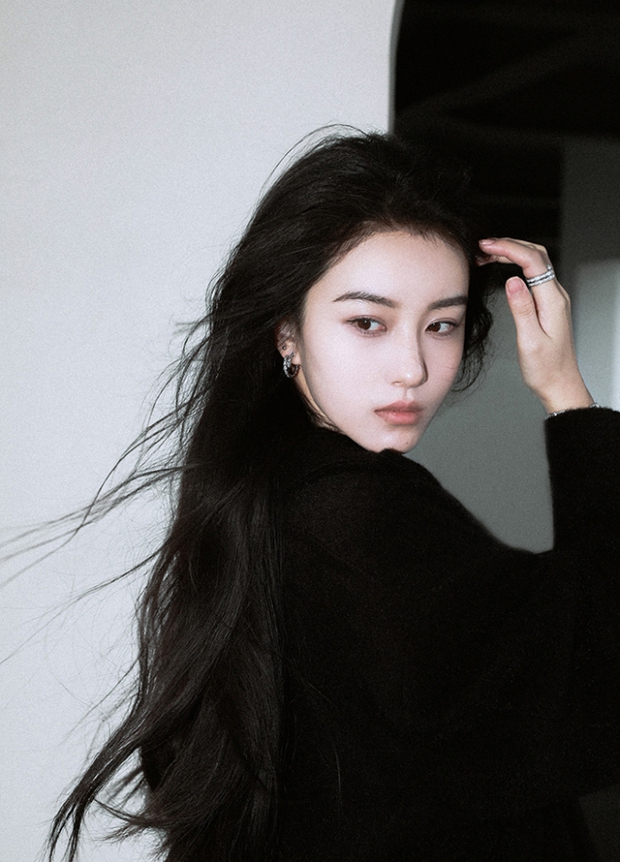 Tiểu Long Nữ phiên bản mới gây thất vọng, Lưu Diệc Phi vẫn vượt trội so với 'hoa khôi giảng đường'?