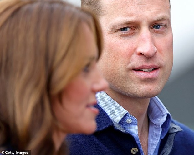 Những bức ảnh hơn vạn lời nói cho thấy tình yêu thương của William dành cho Kate, sự dịu dàng không từ nào tả hết - Ảnh 1.
