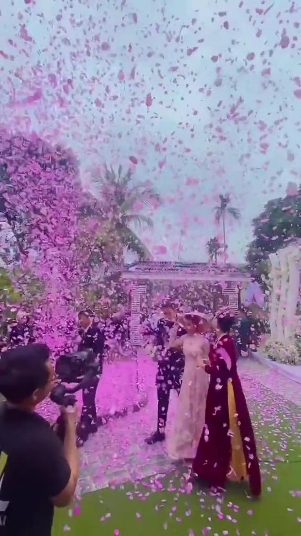 Đám cưới Nhật Lê ở Thanh Hoá: Cô dâu treo vàng trĩu cổ, khoảnh khắc mẹ chồng rước dâu vào nhà hé lộ cơ ngơi đàng trai - Ảnh 1.