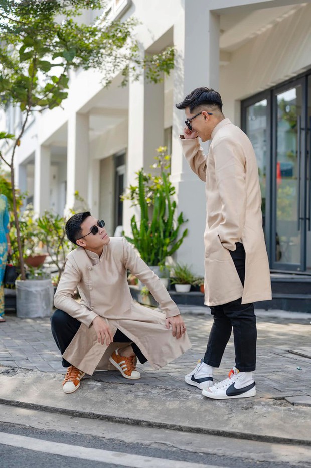 Hậu vệ đội tuyển Việt Nam đáng yêu hôn vợ trong ngày lễ ăn hỏi