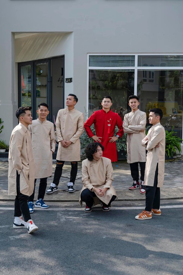 Hậu vệ đội tuyển Việt Nam đáng yêu hôn vợ trong ngày lễ ăn hỏi