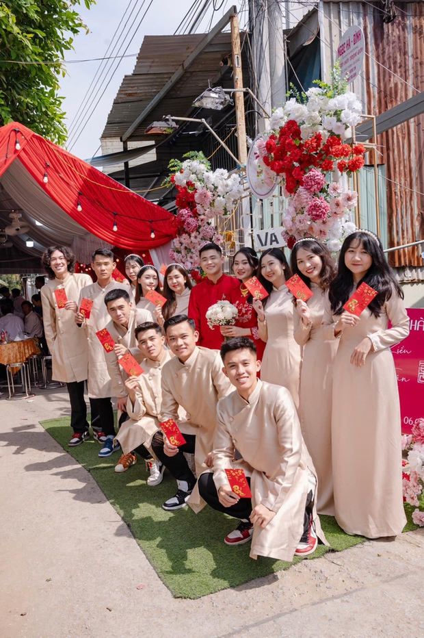 Hậu vệ đội tuyển Việt Nam đáng yêu hôn vợ trong ngày lễ ăn hỏi