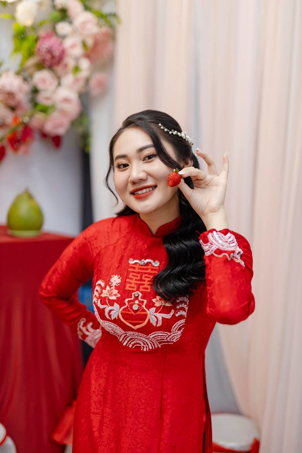 Hậu vệ đội tuyển Việt Nam đáng yêu hôn vợ trong ngày lễ ăn hỏi