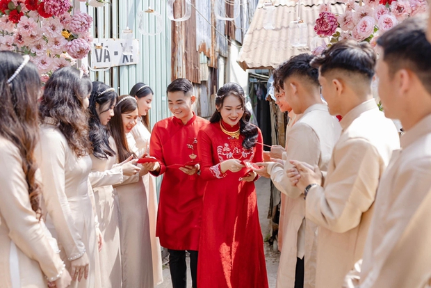 Hậu vệ đội tuyển Việt Nam đáng yêu hôn vợ trong ngày lễ ăn hỏi