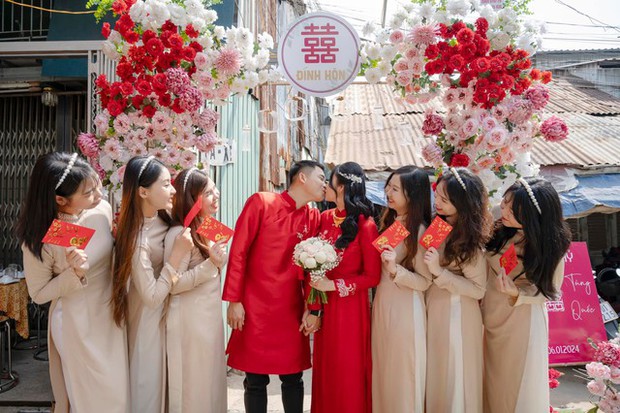 Hậu vệ đội tuyển Việt Nam đáng yêu hôn vợ trong ngày lễ ăn hỏi