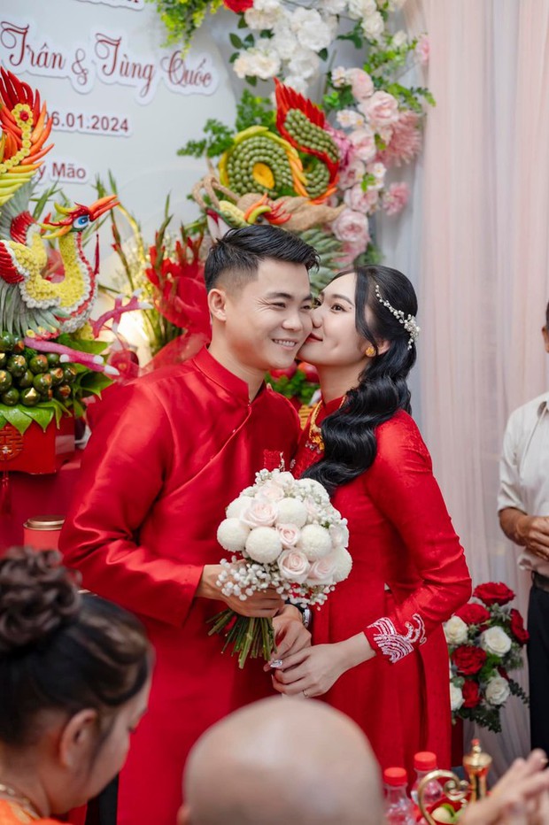 Hậu vệ đội tuyển Việt Nam đáng yêu hôn vợ trong ngày lễ ăn hỏi