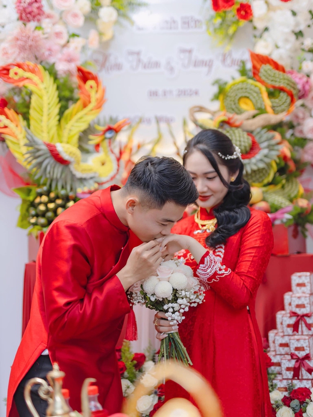 Hậu vệ đội tuyển Việt Nam đáng yêu hôn vợ trong ngày lễ ăn hỏi