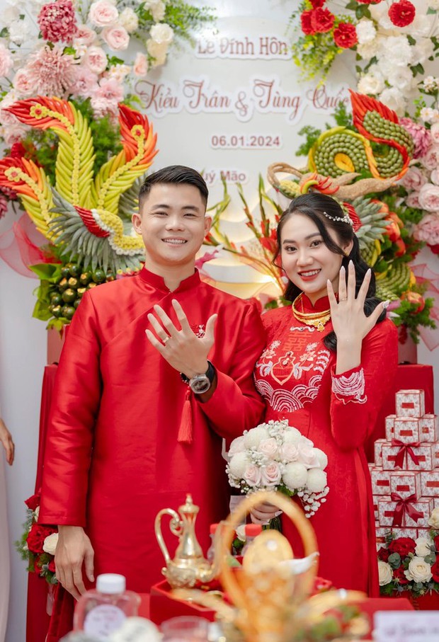 Hậu vệ đội tuyển Việt Nam đáng yêu hôn vợ trong ngày lễ ăn hỏi