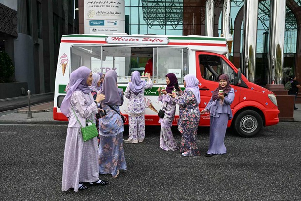 Đám cưới Hoàng tử Brunei: Cặp đôi đẹp như bước ra từ cổ tích, lễ đường xa hoa lộng lẫy đến từng chi tiết - Ảnh 6.
