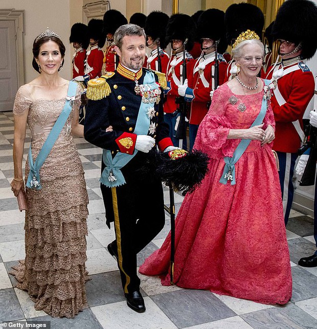 Nữ hoàng Đan Mạch chính thức thoái vị sau 52 năm trị vì, người dân tập trung bên ngoài cung điện tri ân đầy xúc động - Ảnh 2.