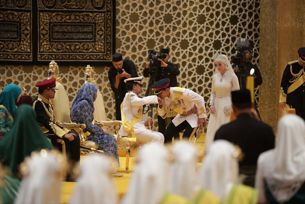 Đám cưới Hoàng tử Brunei: Cặp đôi đẹp như bước ra từ cổ tích, lễ đường xa hoa lộng lẫy đến từng chi tiết - Ảnh 3.