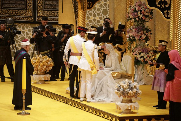 Đám cưới Hoàng tử Brunei: Cặp đôi đẹp như bước ra từ cổ tích, lễ đường xa hoa lộng lẫy đến từng chi tiết - Ảnh 2.