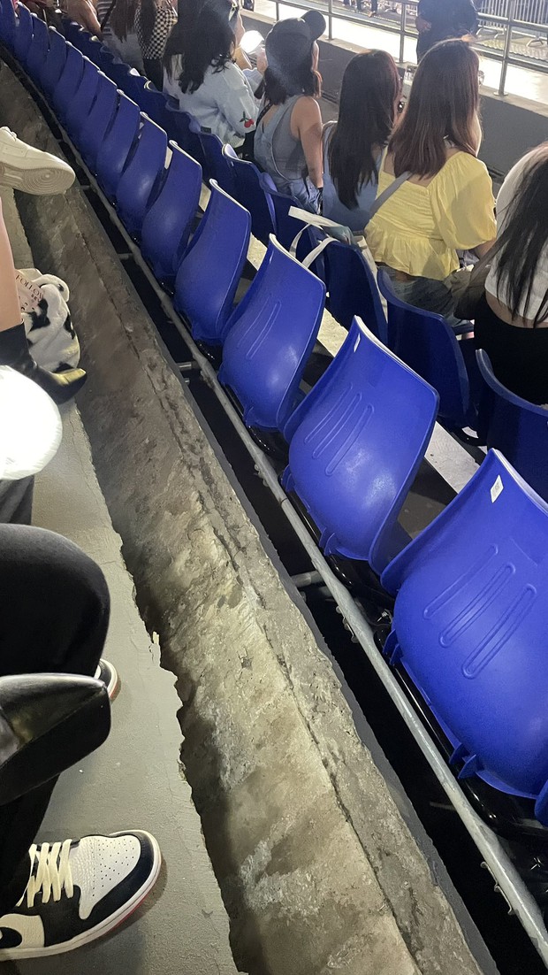 Kiếp nạn concert SEVENTEEN tại Philippines: SVĐ nứt vỡ nguy hiểm, fan ngất xỉu, 1 thành viên rời sân khấu vì lý do sức khỏe! - Ảnh 3.