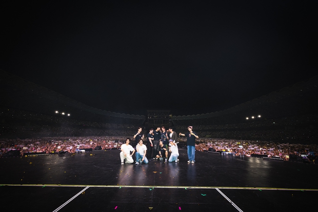 Kiếp nạn concert SEVENTEEN tại Philippines: SVĐ nứt vỡ nguy hiểm, fan ngất xỉu, 1 thành viên rời sân khấu vì lý do sức khỏe! - Ảnh 10.