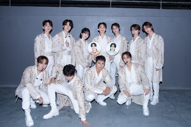 Kiếp nạn concert SEVENTEEN tại Philippines: SVĐ nứt vỡ nguy hiểm, fan ngất xỉu, 1 thành viên rời sân khấu vì lý do sức khỏe! - Ảnh 1.