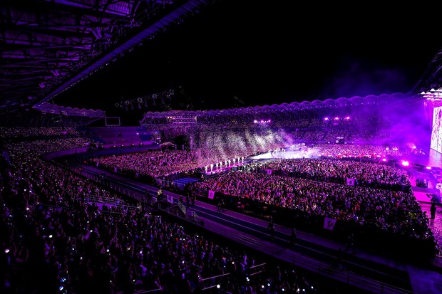 Kiếp nạn concert SEVENTEEN tại Philippines: SVĐ nứt vỡ nguy hiểm, fan ngất xỉu, 1 thành viên rời sân khấu vì lý do sức khỏe! - Ảnh 2.