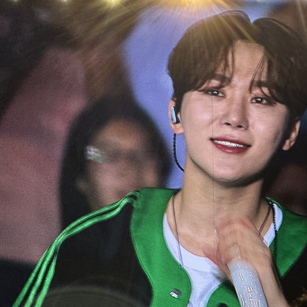 Kiếp nạn concert SEVENTEEN tại Philippines: SVĐ nứt vỡ nguy hiểm, fan ngất xỉu, 1 thành viên rời sân khấu vì lý do sức khỏe! - Ảnh 9.