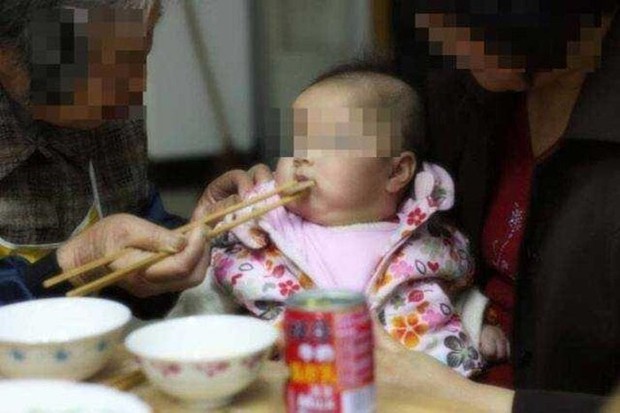 Con chưa đầy 1 tuổi chỉ ăn cháo dì nấu, mẹ tò mò nếm thử liền tối sầm mặt mũi - Ảnh 1.