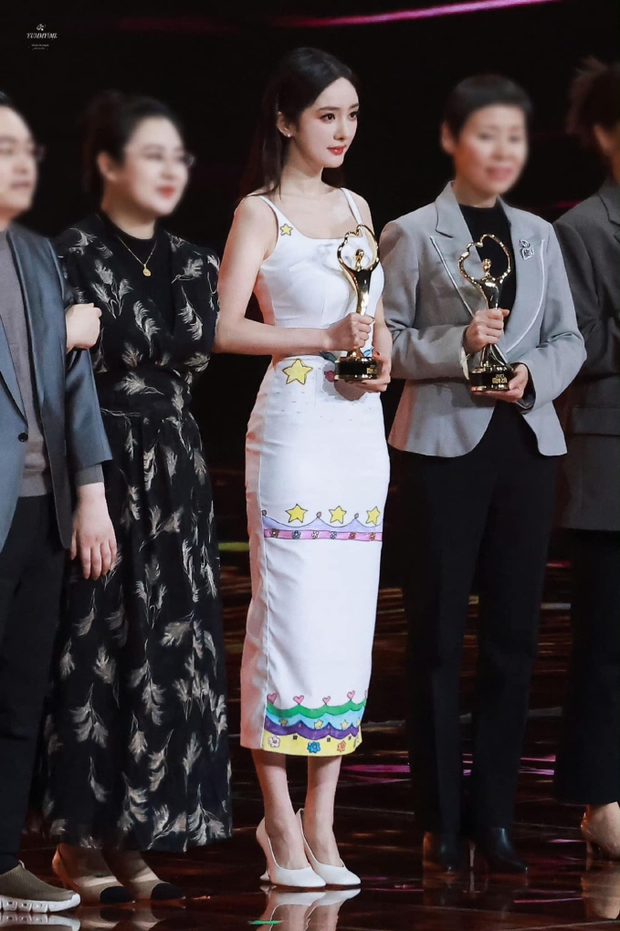 Dương Mịch hứng chỉ trích dữ dội sau Đêm hội Weibo, bị netizen khơi lại vết nhơ cả đời không thể gột rửa - Ảnh 2.