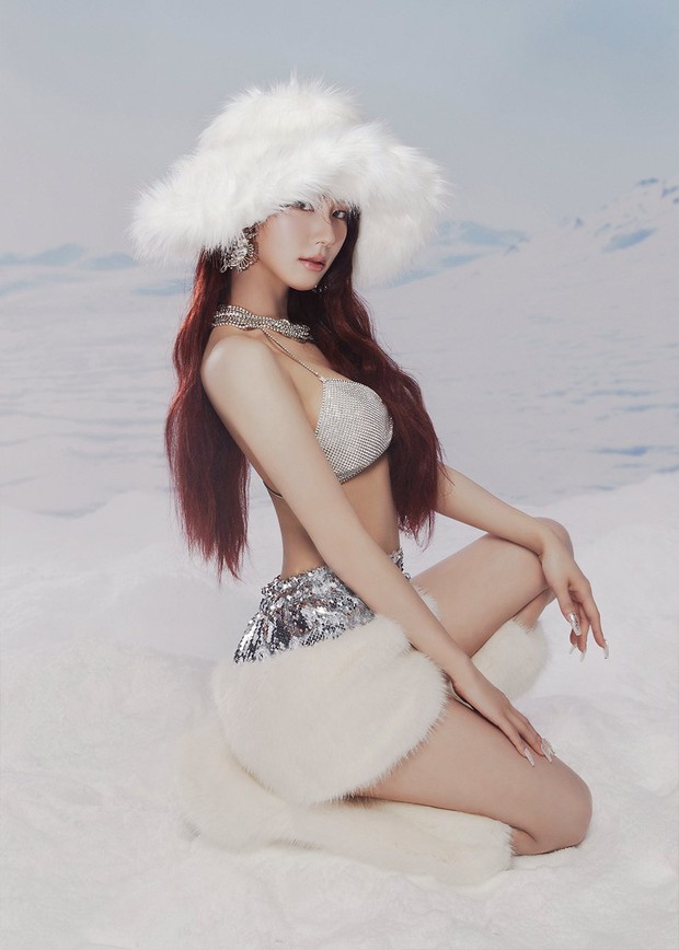 Chơi lớn đội mũ lông mặc bikini khoe lưng trần, (G)I-DLE gây tranh cãi: Vừa hở hang vừa đạo nhái? - Ảnh 5.