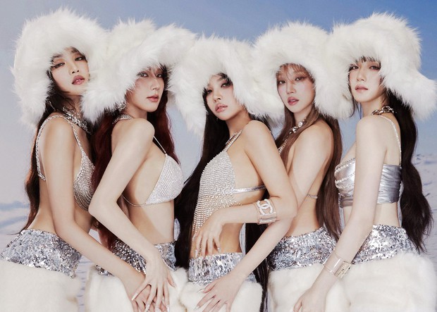 Chơi lớn đội mũ lông mặc bikini khoe lưng trần, (G)I-DLE gây tranh cãi: Vừa hở hang vừa đạo nhái? - Ảnh 2.