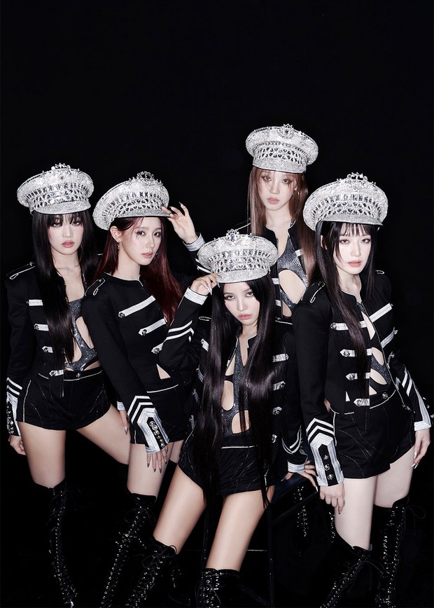 Chơi lớn đội mũ lông mặc bikini khoe lưng trần, (G)I-DLE gây tranh cãi: Vừa hở hang vừa đạo nhái? - Ảnh 1.