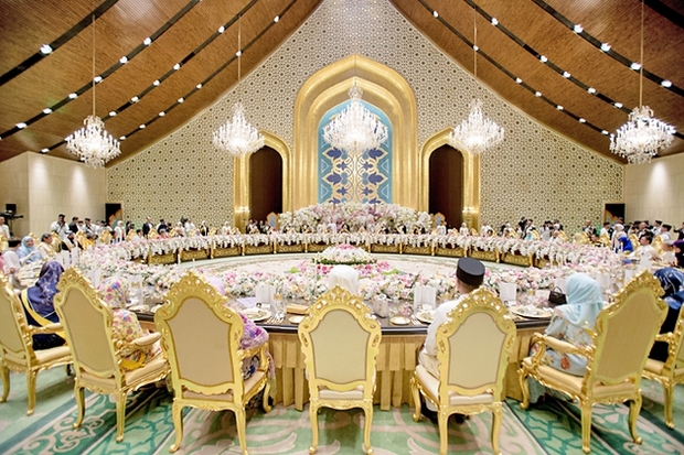 Tiệc cưới Hoàng tử Brunei: Cặp đôi trao nhau ánh mắt cực ngọt, loạt chi tiết thể hiện đẳng cấp gia tộc 30 tỷ đô - Ảnh 10.