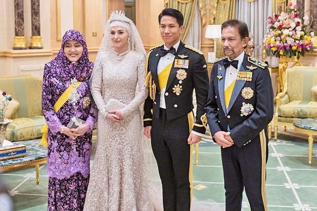 Tiệc cưới Hoàng tử Brunei: Cặp đôi trao nhau ánh mắt cực ngọt, loạt chi tiết thể hiện đẳng cấp gia tộc 30 tỷ đô - Ảnh 2.
