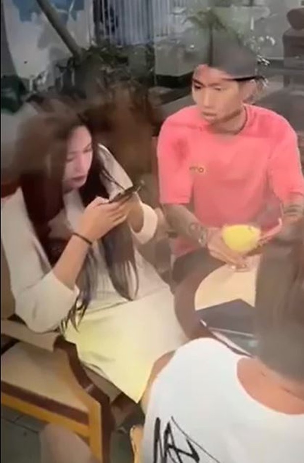 Team qua đường bắt gặp Đoàn Văn Hậu cùng Doãn Hải My đi hẹn hò, thì ra là đi với hội bạn này đây - Ảnh 1.