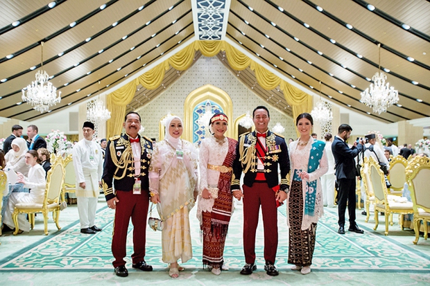 Tiệc cưới Hoàng tử Brunei: Cặp đôi trao nhau ánh mắt cực ngọt, loạt chi tiết thể hiện đẳng cấp gia tộc 30 tỷ đô - Ảnh 7.