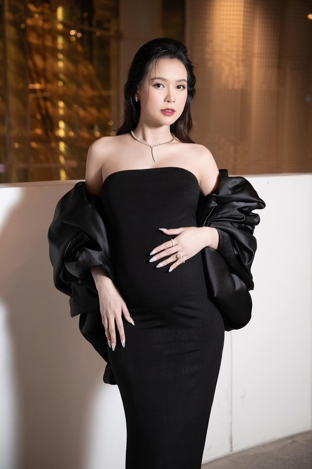 Sam lộ bụng bầu lớn rõ trong sinh nhật Trương Quỳnh Anh, nhan sắc ghi điểm những tháng cuối thai kỳ - Ảnh 4.