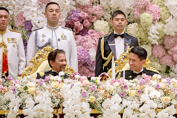 Tiệc cưới Hoàng tử Brunei: Cặp đôi trao nhau ánh mắt cực ngọt, loạt chi tiết thể hiện đẳng cấp gia tộc 30 tỷ đô - Ảnh 5.