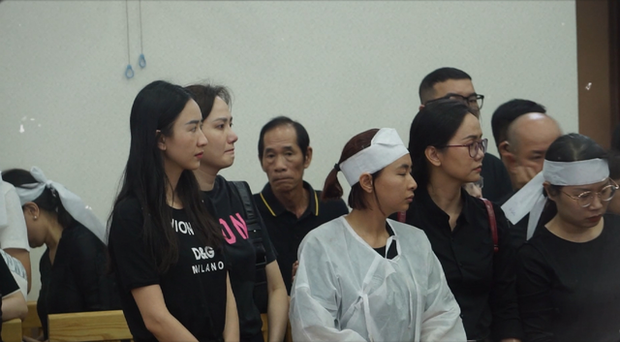 Lễ đưa tang ca sĩ Huỳnh Vũ Thạch: Vợ khóc nghẹn ôm di ảnh, Hà Thu và dàn sao tiễn biệt - Ảnh 5.