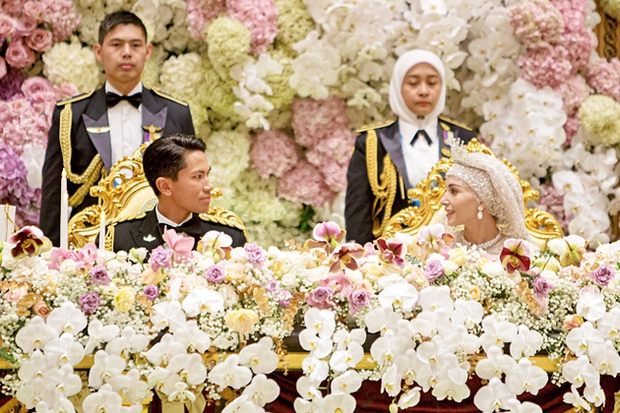 Tiệc cưới Hoàng tử Brunei: Cặp đôi trao nhau ánh mắt cực ngọt, loạt chi tiết thể hiện đẳng cấp gia tộc 30 tỷ đô - Ảnh 4.