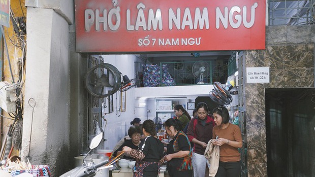 Phở Lâm (Hà Nội) đông nghịt khách sau drama, nhiều bạn trẻ phải ngậm ngùi ra về vì hết hàng - Ảnh 1.