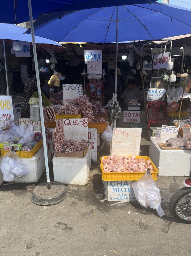 Rùng mình hình ảnh thịt lợn, thịt bò bẩn giá vài chục nghìn, bày tràn lan ngoài vỉa hè: Coi chừng nhiễm khuẩn, ung thư vì ham rẻ - Ảnh 1. Rùng mình hình ảnh thịt lợn, thịt bò bẩn giá vài chục nghìn, bày tràn lan ngoài vỉa hè: Coi chừng nhiễm khuẩn, ung thư vì ham rẻ - Ảnh 1.