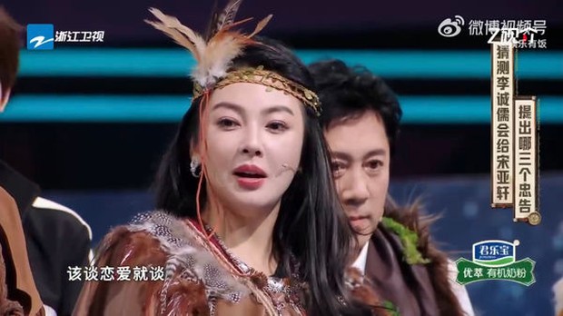 “Bản sao Song Hye Kyo” bị chỉ trích dữ dội vì xúi nam idol sinh năm 2004 làm chuyện này trên sóng truyền hình - Ảnh 2.