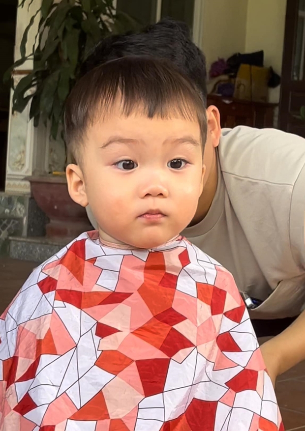 Gặp em bé 2 tuổi nói lia lịa 3 thứ tiếng: Bố mẹ đều là người Việt, bí quyết dạy con không thể dễ hơn - Ảnh 2.