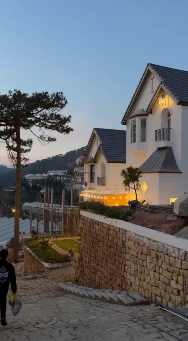 Lệ Quyên check-in căn biệt thự ở Đà Lạt khi lên đèn, khoe trọn chiếc view cực xịn xò - Ảnh 3.