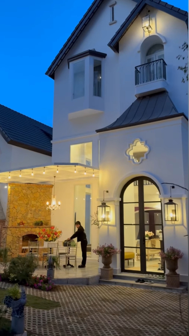 Lệ Quyên check-in căn biệt thự ở Đà Lạt khi lên đèn, khoe trọn chiếc view cực xịn xò - Ảnh 2.