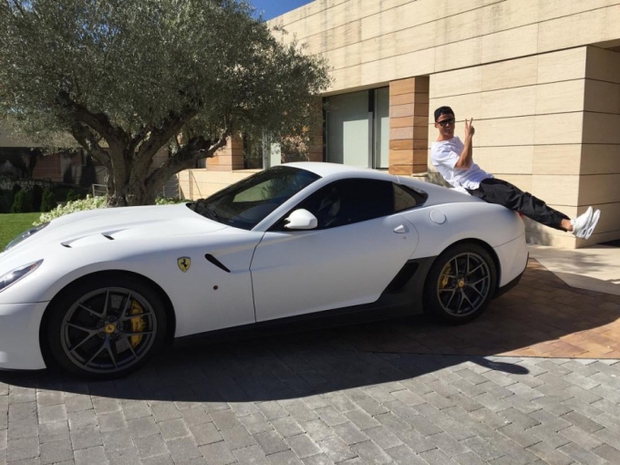 Ronaldo vung tiền tậu siêu xe trị giá 12 tỷ, mặc luôn đồ hiệu để flex cùng - Ảnh 4.