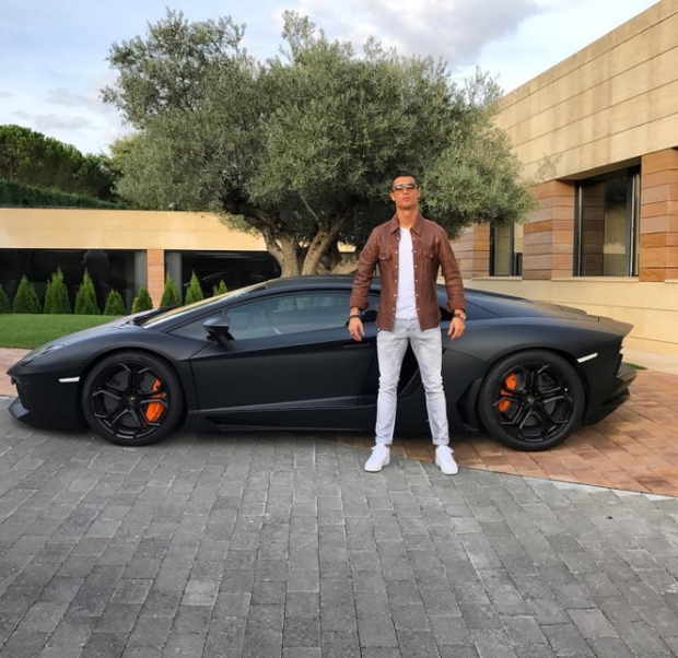Ronaldo vung tiền tậu siêu xe trị giá 12 tỷ, mặc luôn đồ hiệu để flex cùng - Ảnh 2.