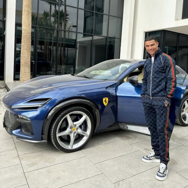 Ronaldo vung tiền tậu siêu xe trị giá 12 tỷ, mặc luôn đồ hiệu để flex cùng - Ảnh 1.