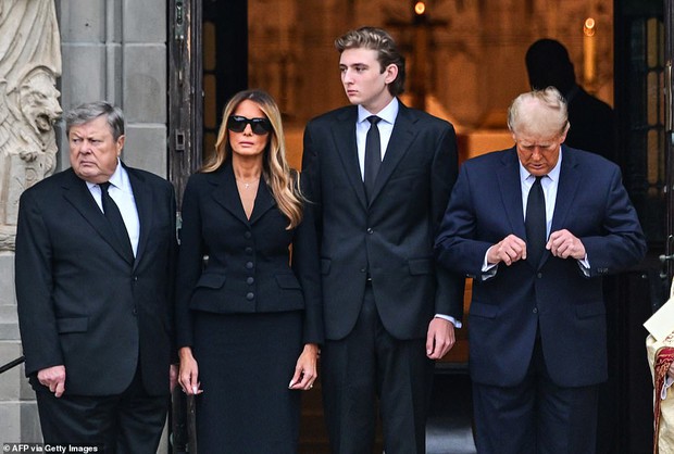 Hoàng tử Nhà Trắng Barron Trump hiếm hoi xuất hiện, ngay lập tức gây bão với ngoại hình khó tin ở tuổi 17 - Ảnh 1.