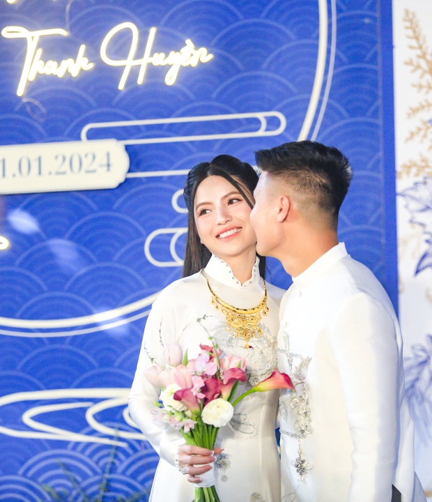 Chu Thanh Huyền vui vẻ ăn hỏi suốt ngày đến khuya vẫn nhảy xập xình không chút mệt mỏi khiến Quang Hải bận tâm