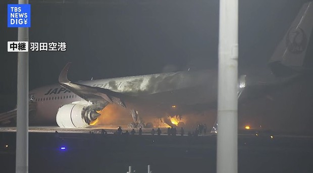 Máy bay Japan Airlines chở hơn 300 hành khách bốc cháy dữ dội tại sân bay Nhật Bản - Ảnh 6.