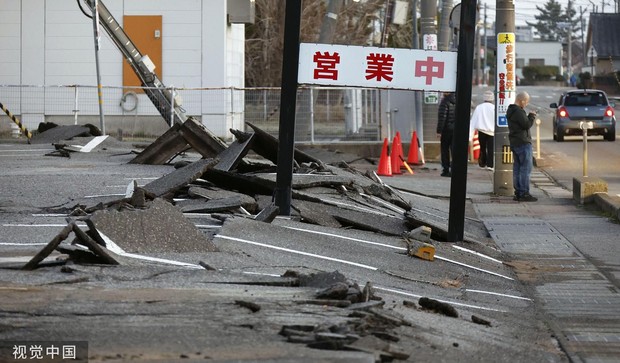 Bên trong khu vực bị ảnh hưởng nặng nề nhất sau trận động đất tại Nhật Bản: Nhà cửa, đường sá bị xé toạc - Ảnh 6.