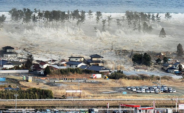 Nhật Bản hứng chịu 155 trận động đất chỉ trong hơn 1 ngày: Ít nhất 15 người thiệt mạng, lực lượng cứu hộ chạy đua với thời gian - Ảnh 2.